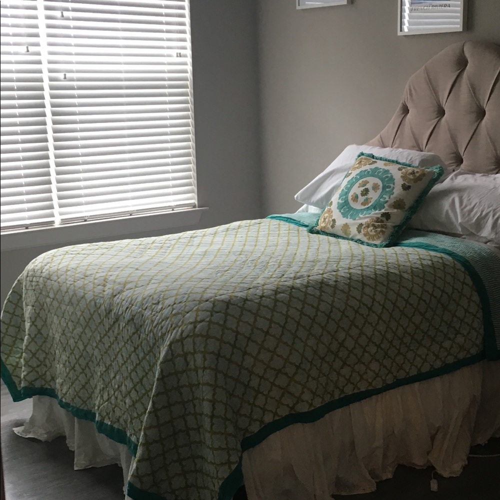 Roberta roller rabbit full size quilt Jemina